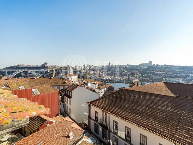 Prédio com três pisos, reabilitado, na baixa do Porto