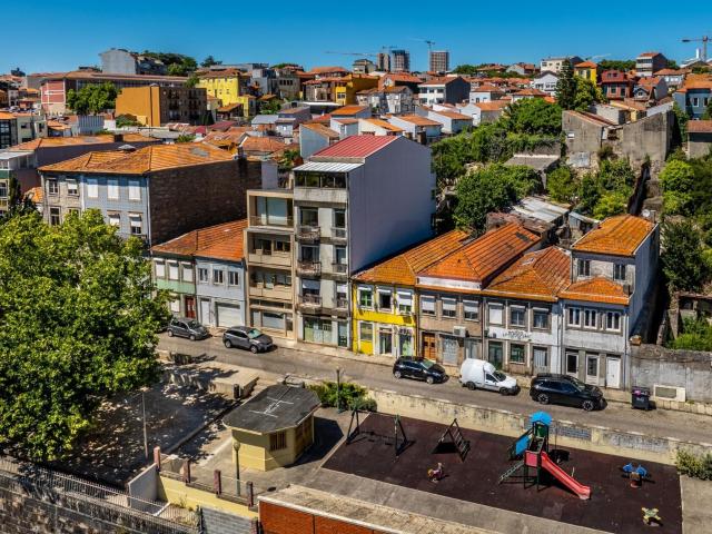 Prédio com vista Douro para reabilitar — Fontaínhas — Potencial de ampliação — Centro do Porto