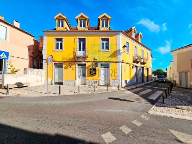 Prédio com 1 loja e 5 apartamentos, no centro de Oeiras