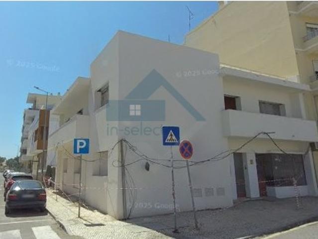 Prédio com 2 apartamentos e 1 loja no centro de Olhão