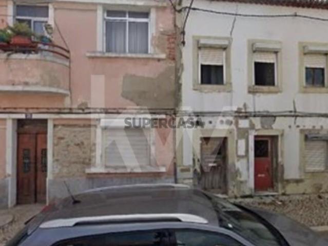 Prédio com 2 pisos no centro de Alhos Vedros Concelho da Moita