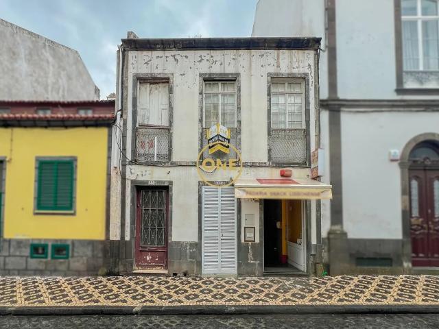 PRÉDIO COM 2 PISOS NO CENTRO HISTÓRICO DE PONTA DELGADA