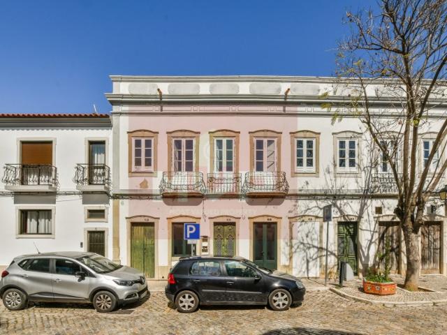 Prédio com 30 assoalhadas em Estoi com vista mar