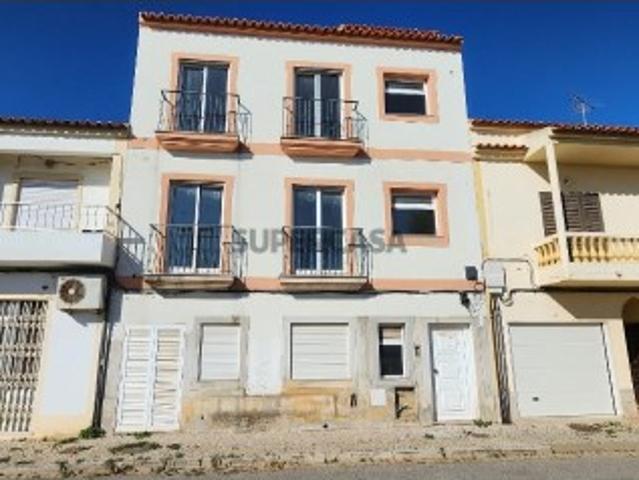 Prédio com 3 Apartamentos Tipo T1+Escritório