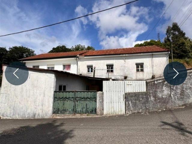 Prédio com 3 Habitações, Garagem e Terreno em Grijó 237m² Grijó