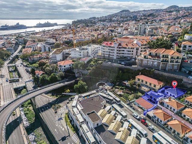 Prédio com 3 unidades independentes, sendo uma T2 e a outras. 120m² Santa Luzia Funchal