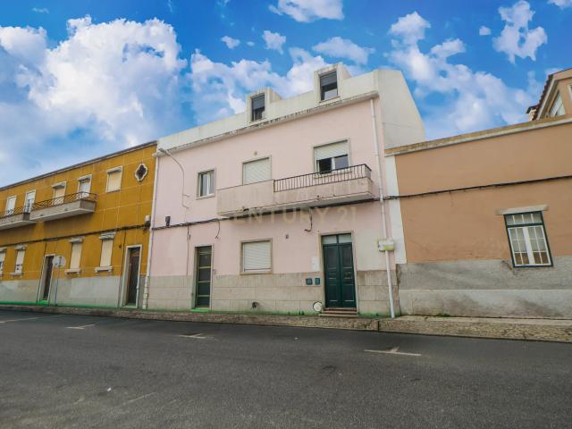 Prédio com 4 fracções no Bairro Salgado