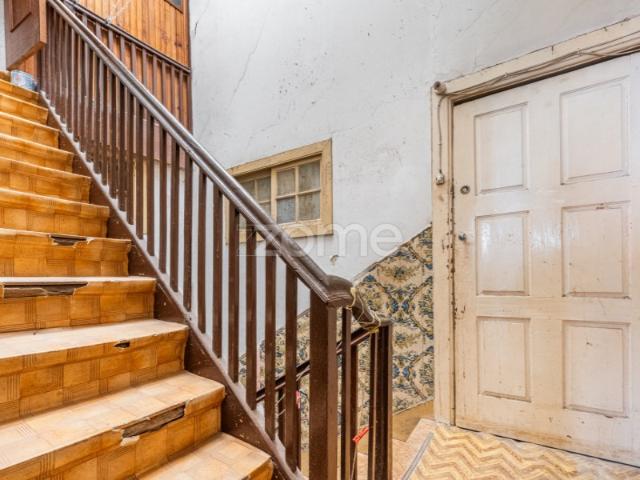 Prédio com 4 pisos, 5 habitações e loja Rua dos Caldeireiros, Porto