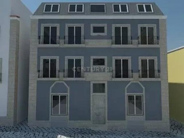 Prédio com 7 frações junto Avenida Luísa Todi, Setúbal