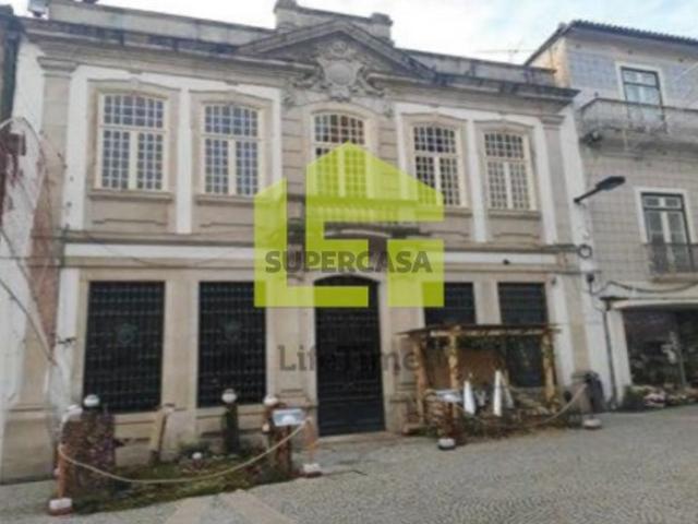 Prédio Comércio e Serviços Centro Histórico de Vila Real Ótimo investimento Financiamento 100 %