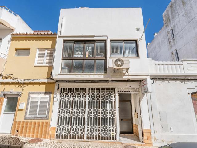 Prédio Comercial no Centro de Portimão com Potencial para 3 Apartamentos