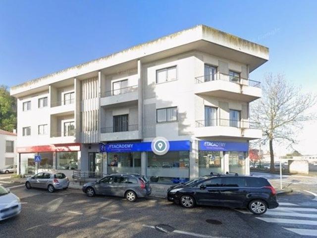 Prédio Comercial com Grandes Áreas – Rua de S. Tiago nº 1, L. 1484m² Leiria, Pousos, Barreira e Cortes