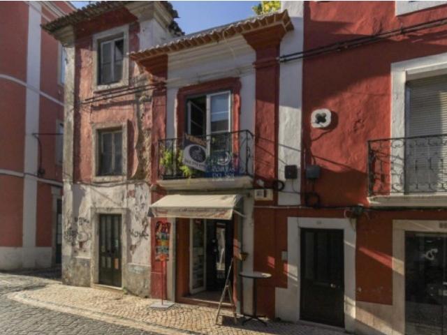 Prédio comercial de 3 pisos c sótão e terraço c. histórico