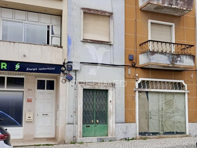 Prédio composto de uma loja e 2 apartamentos