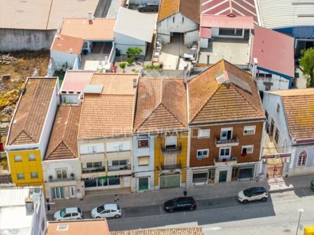 Prédio composto de uma loja e 2 apartamentos
