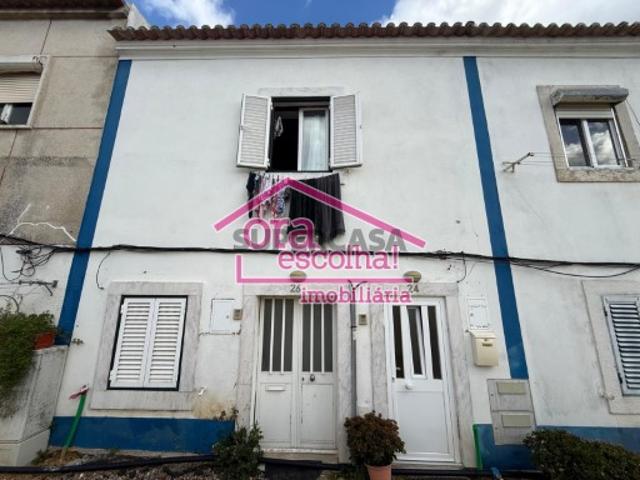 Prédio composto por RC e 1º na Arrentela Seixal