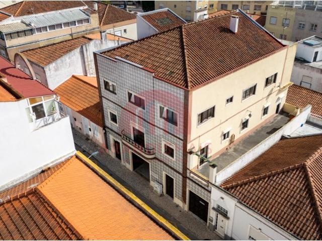 Prédio composto por 2 frações em Caldas da Rainha