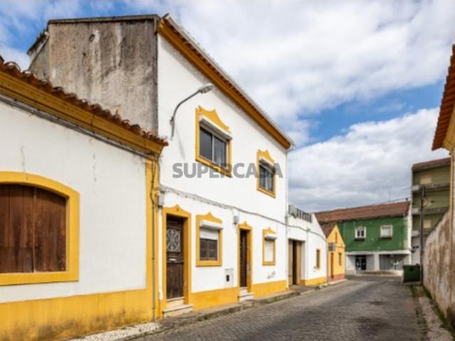 prédio composto por 3 unidades e garagem em Abrantes