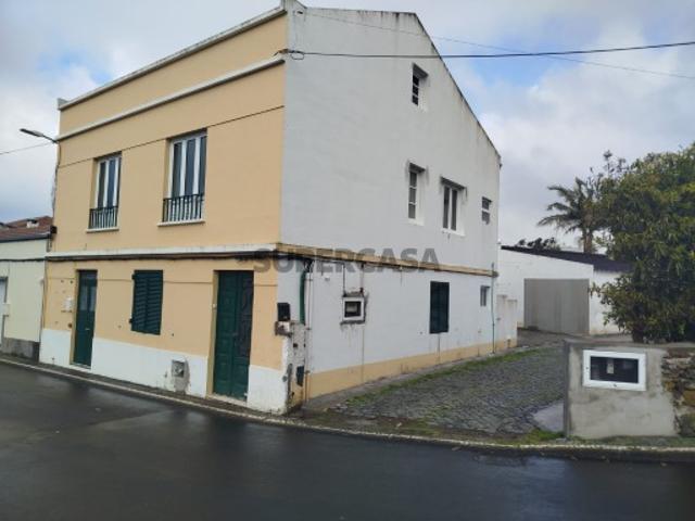 Prédio composto por 4 Apartamentos, Armazém ou Garagem e Escritório