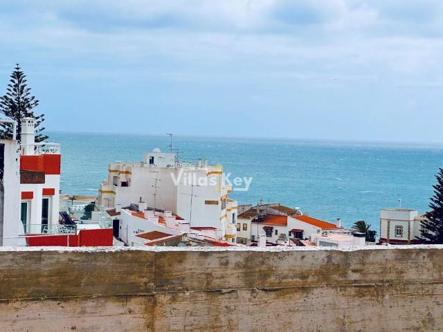 Predio composto por 6 apartamentos, junto à praia, com vista. 324m² Luz