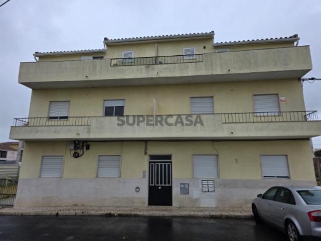 Prédio composto por 6 frações na Portela da Azóia, Santa Iria de Azóia