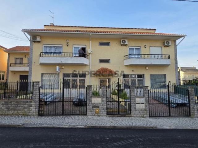 Prédio composto por 7 frações na Portela da Azóia, Santa Iria de Azóia