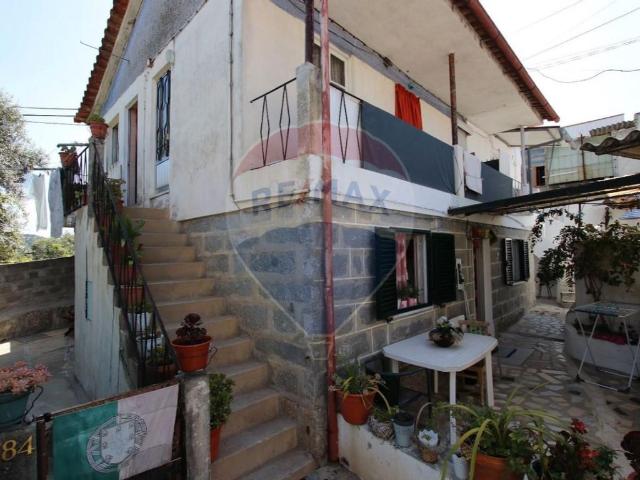 Prédio constituído por quatro andares moradia T1 0m² Mesão Frio