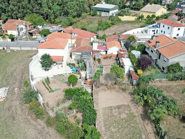 Prédio constituído por 3 casas, localizado junto á estrada Nacional 222 de Gaia e Metrobus