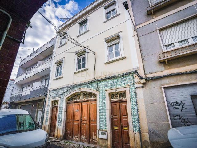 Prédio Centenário com 2 Apartamentos, Garagem e Quintal no Centro de Caldas da Rainha