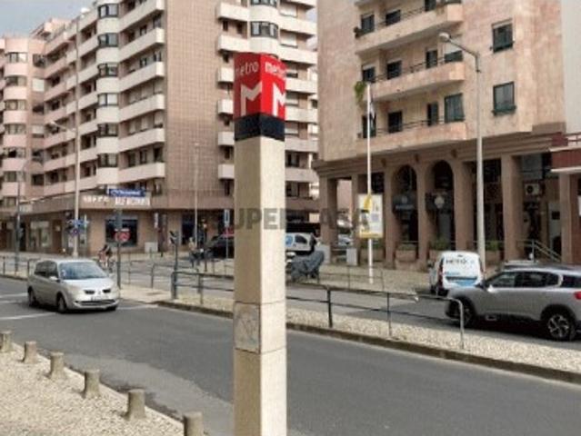 Prédio / Clínica para Venda nas Laranjeiras, Lisboa