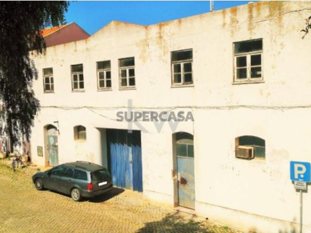 Prédio antigo e bem estruturado para remodelar em vários Apartamentos