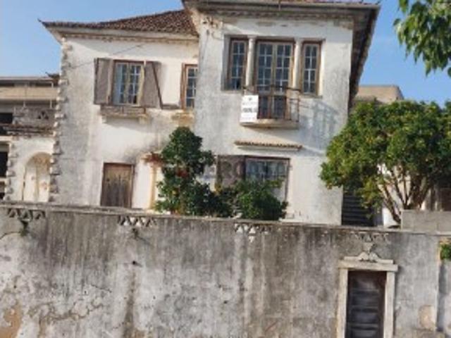 Prédio antigo frente ao Hospital Caldas da Rainha
