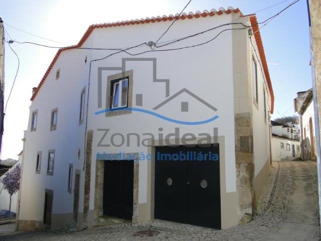 Prédio antigo localizado na Vila Alta Alenquer