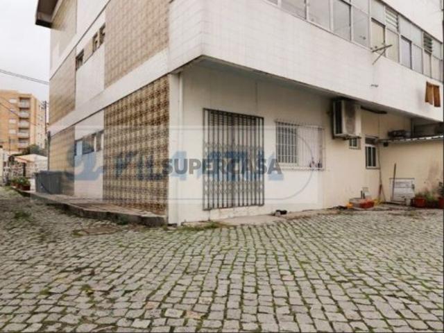 Edifício Multifuncional em Águas Santas 4 Apartamentos T2, 2 Lojas e 1 Armazém na Maia