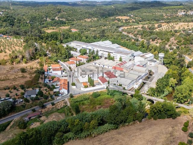 Prédio, Além da Ribeira e Pedreira