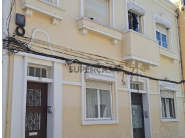 Prédio Apartamentos T3 T2 T1 próximo do centro cidade Caldas da Rainha total 10 quartos, possibilidade alojamento local