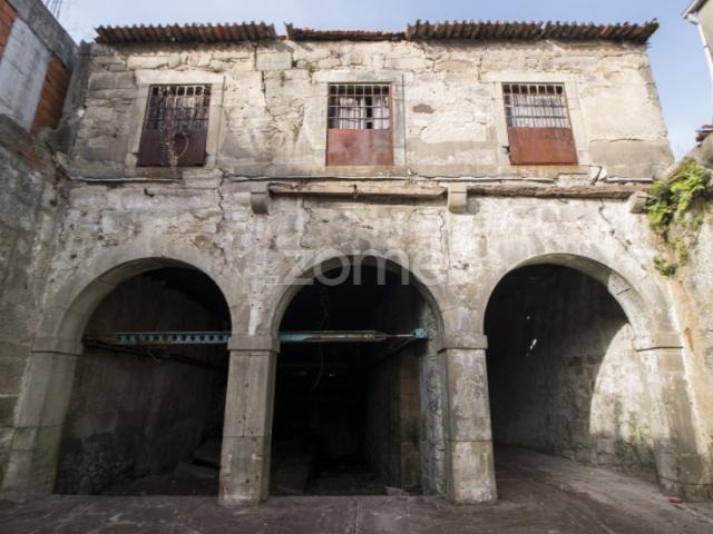 Prédio/ Armazém para reabilitação, localizado na Ribeira de Gaia
