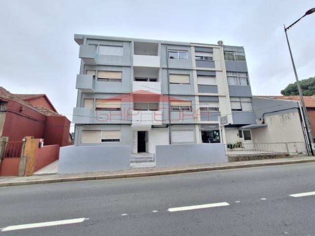 Prédio centro Gaia com 2 apartamentos alugados