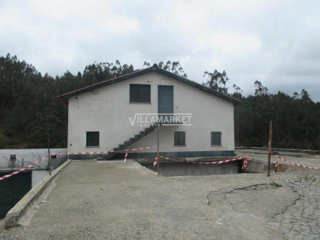 Prédio da banca composto por 2 armazéns com 877 m2 e com 1458 m2 de terreno situado próximo de Alvaiazere