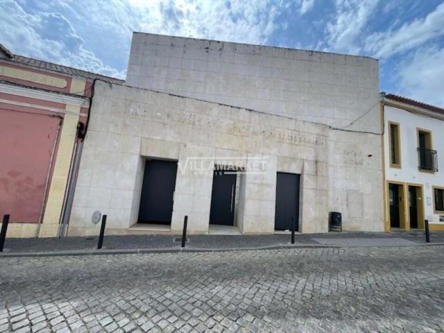 Prédio da banca destinado a serviços composto por 2 pisos com 336 m2 situado no centro da Vila de Cuba no distrito de Beja