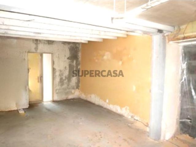 Prédio DEVOLUTO anterior a 1951 no Martim Moniz