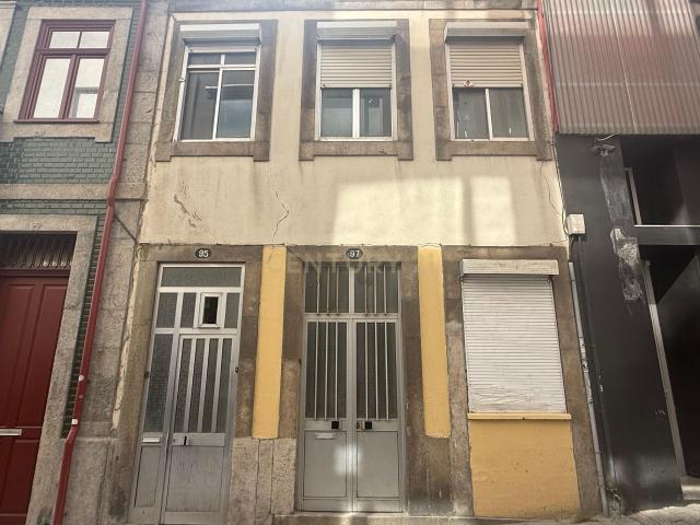 Prédio Devoluto para Reabilitação/Reconstrução Total junto ao Metro da Trindade, Porto