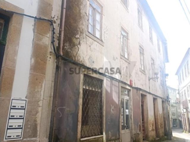 Prédio de 3 andares com logradouro e 6 frações 4 apartamentos e 2 lojas, centro de S. Pedro do Sul