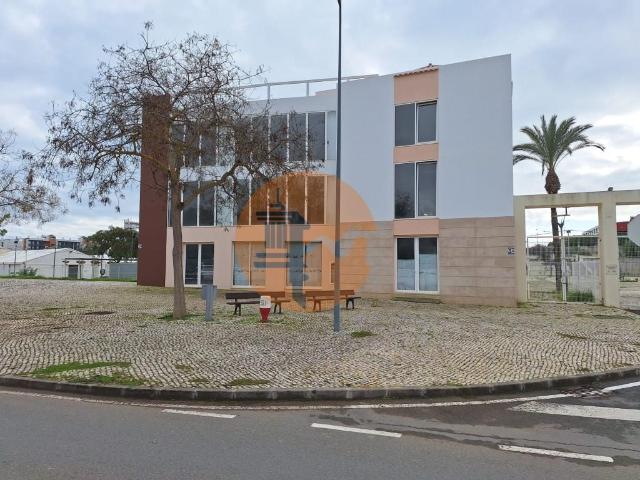 Prédio de 3 pisos com área total de 1143 m2 e destinado a se. 1052m² Tavira Santiago