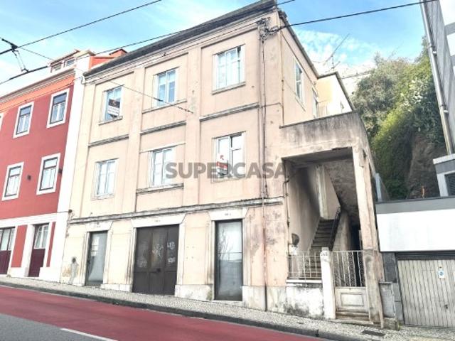 Prédio de 3 Pisos para Recuperar em excelente localização Ideal para Investimento