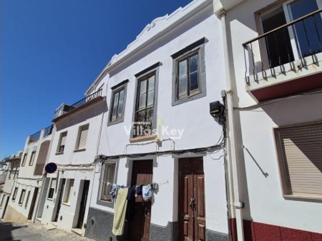 Prédio de 3 pisos para venda no centro histórico de Lagos