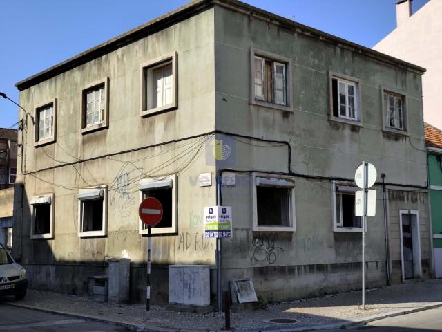 Prédio de 2 andares com terreno