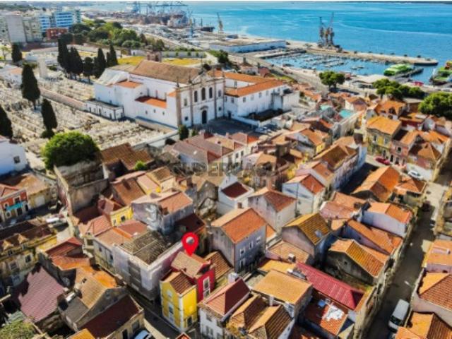 Prédio de 2 andares composto por 2 apartamentos independentes
