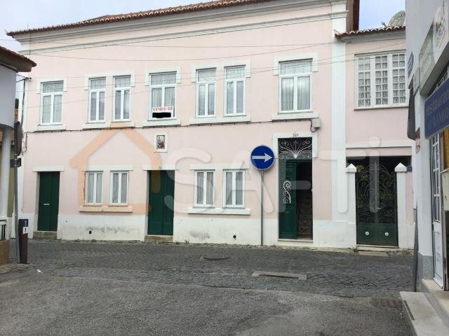 Prédio de 2 pisos com a tipologia T3 + T3 com utilização ind. 240m² Abrantes São Vicente, São João e Alferrarede