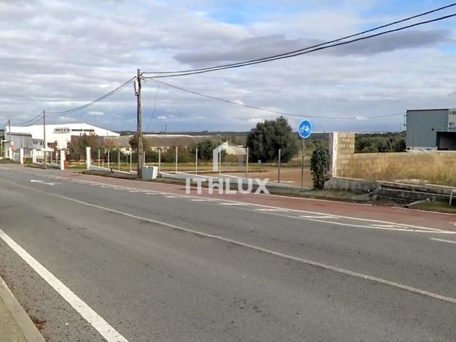 Prédio de cave, rés do chão e 1º andar, classificado como espaço de atividade económica Elvas, Portugal